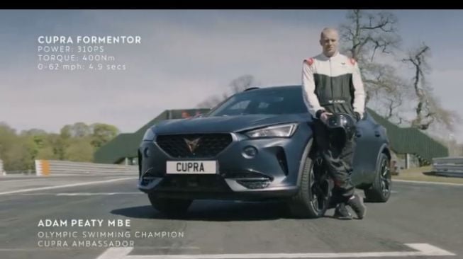 Perenang Britania Raya Adam Peaty MBE, juara renang Olimpiade 2020 yang menjadi brand ambassador mobil listrik CUPRA. Tampil bersama CUPRA Formentor. Sebagai ilustrasi [Instagram: adam_peaty].