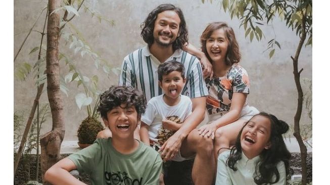 Widi Mulia dan Dwi Sasono bersama anak-anak mereka [Instagram/@widimulia]