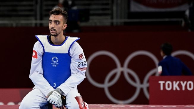 Atlet taekwondo Tunisia, Mohamed Khalil Jendoubi saat bertanding menghadapi Vito Dell'aquila di partai final kelas 58kg, di Makuhari Messe Hall, 24 Juli 2021. Javier SORIANO / AFP