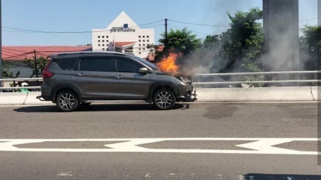 Mobil Suzuki Ertiga terbakar di exit tol Kuningan. (Tangkapan layar/Instagram)