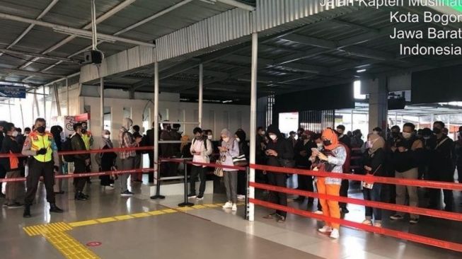 Waduh, Antrean di Stasiun KRL Commuter Line Bojonggede Membludak