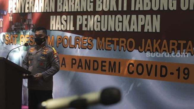 Kapolda Metro Jaya Irjen Pol Mohammad Fadil Imran memberikan keterangan saat penyerahan barang bukti tabung oksigen hasil pengungkapan kasus tindak kejahatan di Monas, Jakarta, Selasa (27/7/2021). [Suara.com/Angga Budhiyanto]