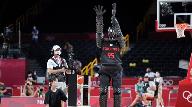 Robot pemain basket di ajang Olimpiade Tokyo 2020. [Thomas Coex/AFP]