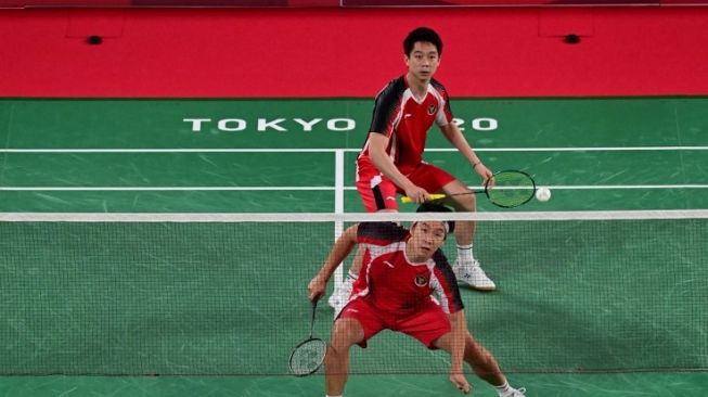 Pasangan ganda putra Indonesia Kevin Sanjaya Sukamuljo/Marcus Fernaldi Gideon saat menghadapi Lee Yang/Wang Chi-lin (China Taipei) dalam matchday ketiga Grup A Olimpiade Tokyo 2020 di Musashino Forest Sports Plaza, Selasa (27/7/2021). Pedro PARDO / AFP.