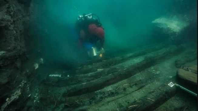 Pemakaman Tersembunyi dan Kapal Kuno Ditemukan di Kota Bawah Laut Mesir