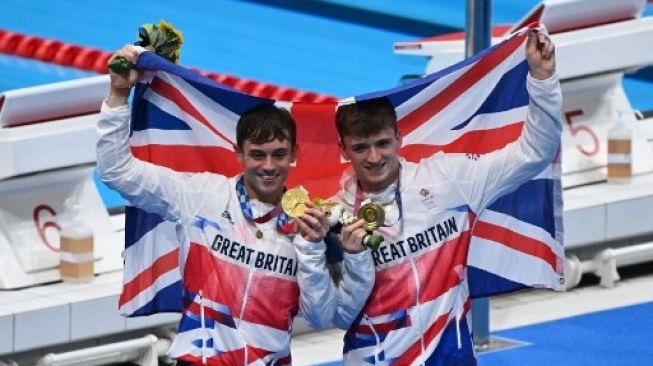 Atlet loncat indah Britania Raya Tom Daley (kiri) dan Matty Lee rebut medali emas Olimpiade Tokyo. [AFP]