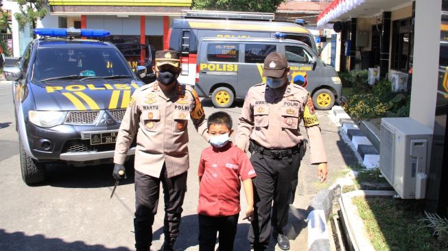 Orang Tua Meninggal Karena Covid-19, Polres Sukoharjo Angkat Gifari Jadi Anak Asuh