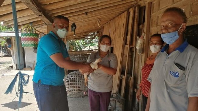 Unik! Tidak Hanya Beras, Ayam Hidup Dibagikan untuk Masyarakat Terdampak Pandemi Covid-19