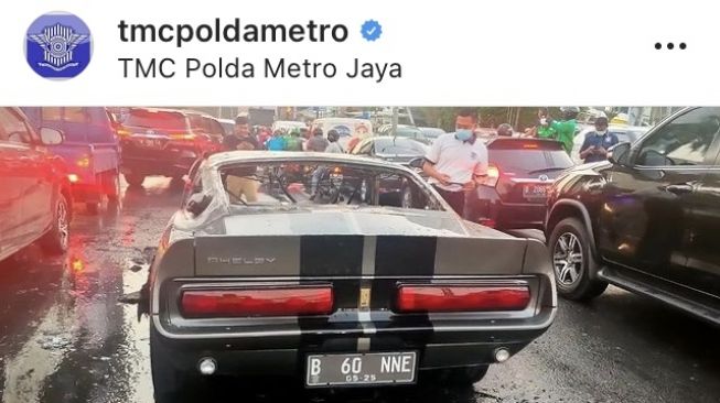 Ford Mustang Shelby GT500 terbakar di Pondok Indah, Jakarta Selatan (26/7/2021) memiliki mesin V8 [Instagram @tmcpoldametro]
