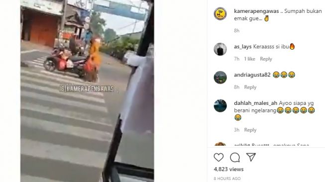 Ditinggal Belanja, Emak-emak Parkir Motor di Tengah Jalan Raya, Warganet: VIP Rest Area