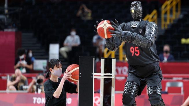 Robot pemain basket di ajang Olimpiade Tokyo 2020. [Thomas Coex/AFP]