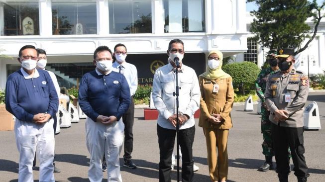 Kepala Sekretariat Presiden (Kasetpres) Heru Budi Hartono saat menerima dukungan oksigen konsentrator di Istana Kepresidenan/Biro Pers Media dan Informasi Sekretariat Presiden. (Ist)