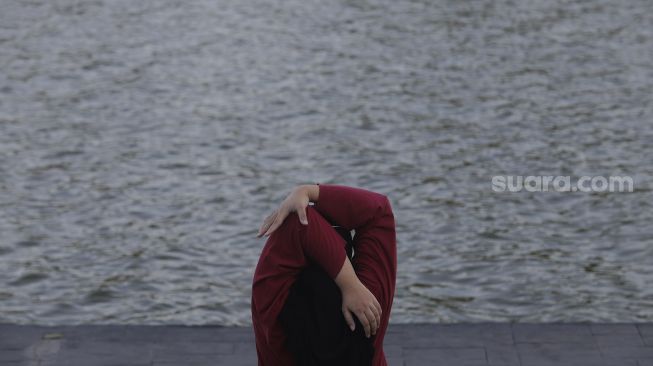 Warga berolahraga di kawasan Danau Sunter, Jakarta, Selasa (27/7/2021). [Suara.com/Angga Budhiyanto]