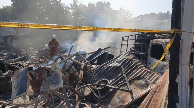 4 Toko di Kembangan Hangus Terbakar, Sempat Terdengar Suara Ledakan