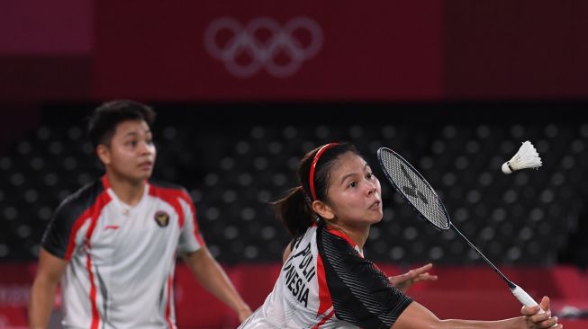 Ganda Putri Indonesia Greysia Pollii/Apriyani Rahayu mengembalikan kok ke arah ganda putri Jepang Yuki Fukushima/Sayaka Hirota dalam penyisihan Grup A Olimpiade Tokyo 2020 di Musashino Forest Sport Plaza, Tokyo, Jepang, Selasa (27/7/2021). ANTARA FOTO/Sigid Kurniawan