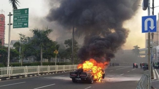 Ford Mustang Shelby GT500 yang terbakar di TL Pondok Indah [Instagram @tmcpoldametro]