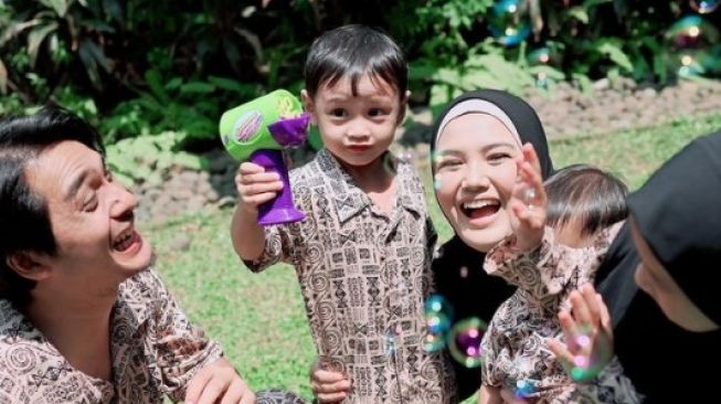 7 Potret Herfiza Novianti Momong Anak, Selalu Kompak dengan Suami