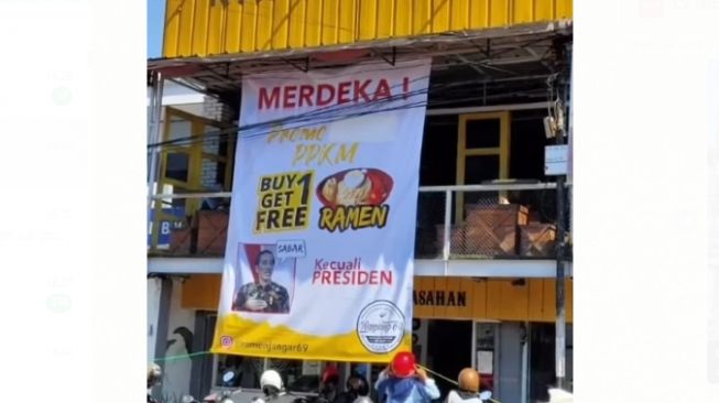 Viral Spanduk Promo Mie Ramen 'Buy One Get Free Kecuali Presiden' Diturunkan Satpol