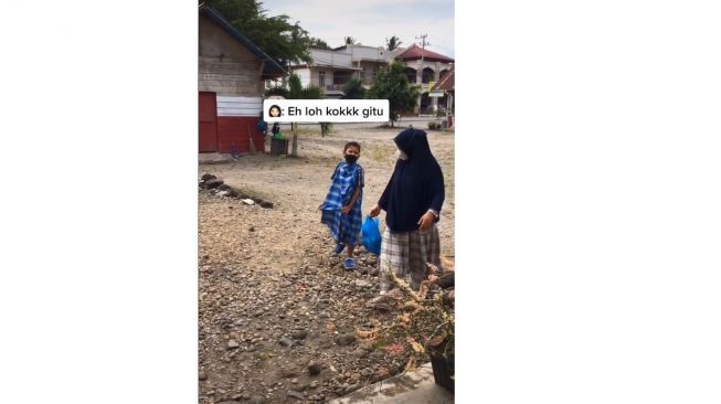 kut Ibu Ke Pasar, Cara Jalan Anak ini Jadi Beda (TikTok)