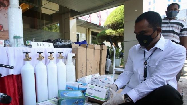 Kasat Narkoba Polres Metro Tangerang Kota AKBP Pratomo Widodo juga menunjukkan regulator oksigen beserta obat-obatan yang menjadi barang bukti. [Insagram/@lambe_turah]