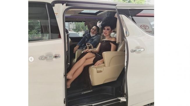 Lucinta Luna bersama Toyota Alphard barunya (Instagram)