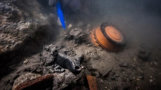 Puing kapal kuno tenggelam di kota bawah laut Mesir. [Science Alert]