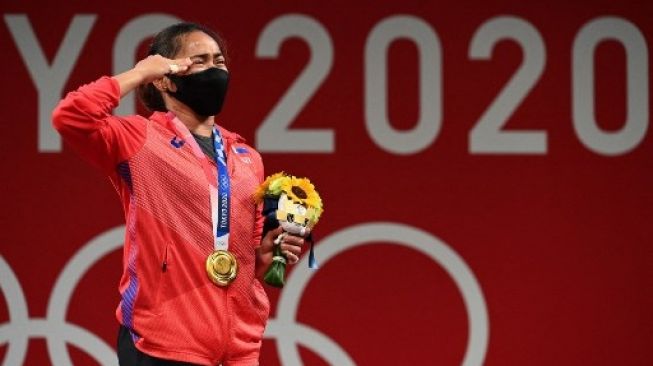 Atlet angkat Filipina, Hidilyn Diaz, usai meraih emas Olimpiade 2020. (Vincenzo Pinto/AFP)