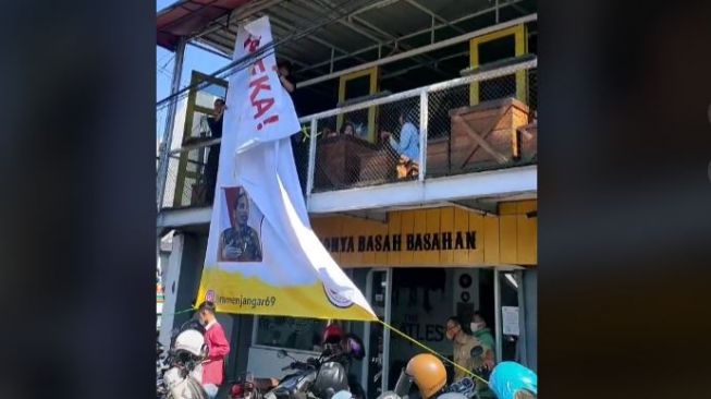 Spanduk Promo Tempat Makan Bertuliskan Presiden Tidak Dapat Gratis Ramen Diturunin Aparat