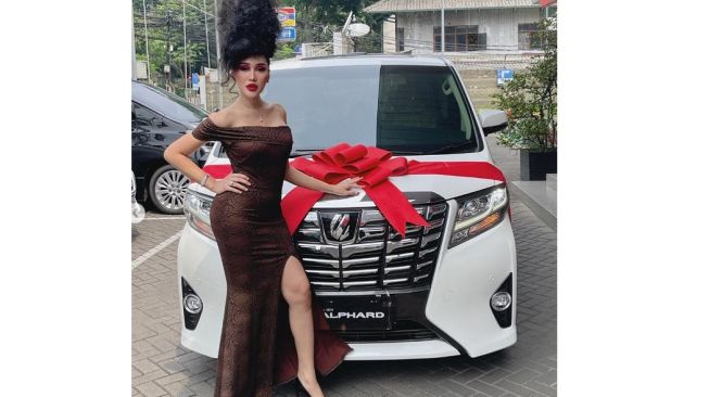 Lucinta Luna bersama Toyota Alphard barunya (Instagram)