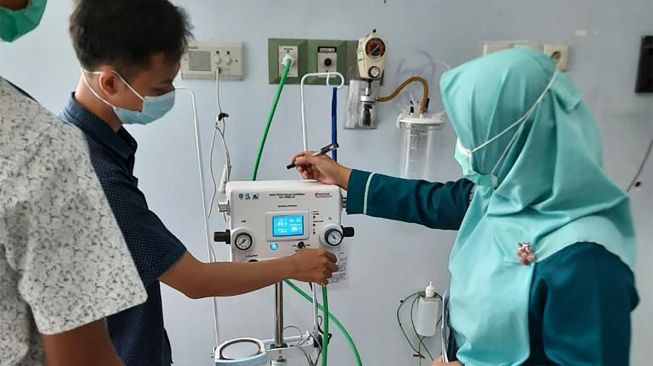 Djarum Foundation mendonasikan alat terapi oksigen High Flow Nasal Cannula (HFNC) ke sejumlah rumah sakit di Kudus, salah satunya RSUD Loekmono Hadi. [Djarum Foundation]