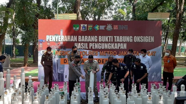 Kapolda Metro Serahkan 138 Tabung Oksigen Hasil Sitaan ke Anies