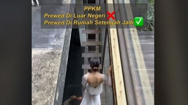 Pasangan Ini Prewedding di Rumah Setengah Jadi, Hasilnya Malah Mirip Poster Film