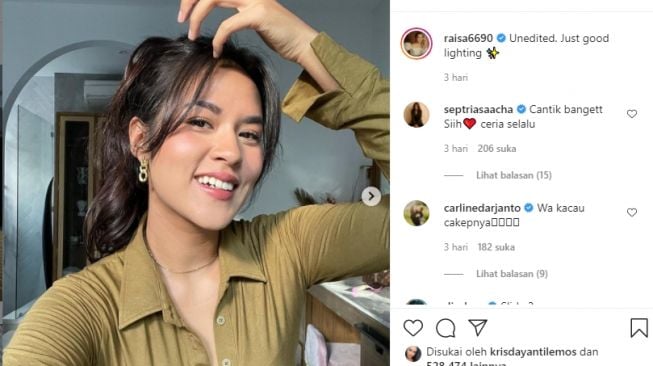 Adu gaya Raisa dan Jessica Iskandar pakai baju kancing terbuka. [Instagram]