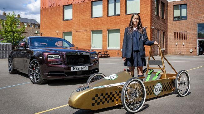 Sofia, murid sekolah St Saviour's & St Olave's School, Southwark, London yang memenangkan kejuaraan Young Designer Competition 2020, digelar Rolls-Royce Motor Cars. Tampil bersama hadiah dan satu unit Rolls-Royce Wraith [Rolls-Royce Motor Cars].