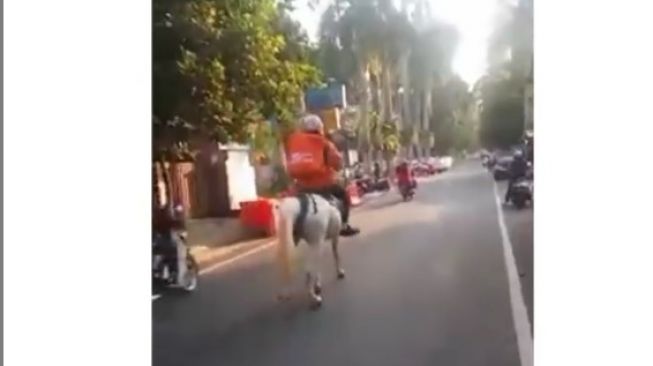 Kurir antar pesanan makanan naik kuda (Instagram)