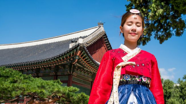 Ilustrasi Istana Gyeongbokgung dan Hanbok (Unsplash)