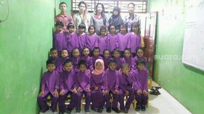 Foto siswa dan guru Sekolah Sookses di kawasan Grogol sebelum pandemi Covid-19. (Dok Sekolah Sookses)