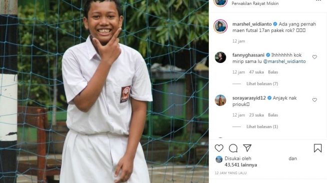 Unggahan Marshel Widianto yang mengenang masa lalu saat mengenakan rok ketika mengikut lomba 17 Agustusan di sekolahnya. [Instagram/@marshel_widianto]