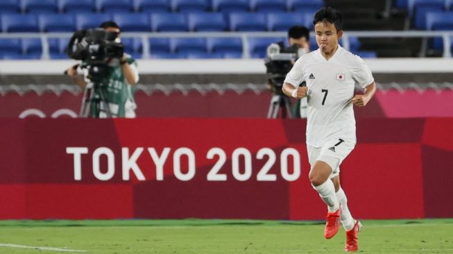 Penyerang Jepang, Takefusa Kubo melakukan selebrasi usai menjebol gawang Prancis di Yokohama International Stadium, Jepang, Rabu (28/7/2021) malam WIB. [Mariko ISHIZUKA / AFP]