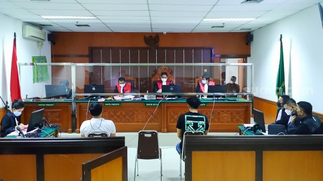 Suasana jalannya sidang kasus narkoba yang menjerat Aktor Jeff Smith di Pengadilan Negeri Jakarta Barat, Rabu (28/7/2021). [Suara.com/Alfian Winanto]
