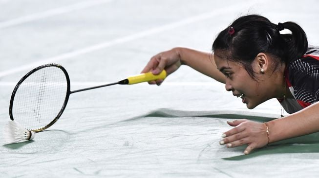 Tunggal putri Indonesia Gregoria Mariska Tunjung tersungkur saat gagal mengejar kok dari tunggal putri Belgia Lianne Tan dalam penyisihan Grup M Olimpiade Tokyo 2020 di Musashino Forest Sport Plaza, Tokyo, Jepang, Rabu (28/7/2021). ANTARA FOTO/Sigid Kurniawan