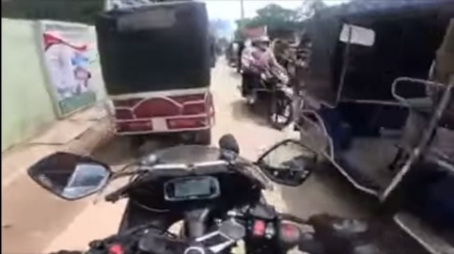 Aksi Pemotor Naik Moge saat Bikin Vlog Jadi Sorotan, Berasa Kendaraan Prioritas