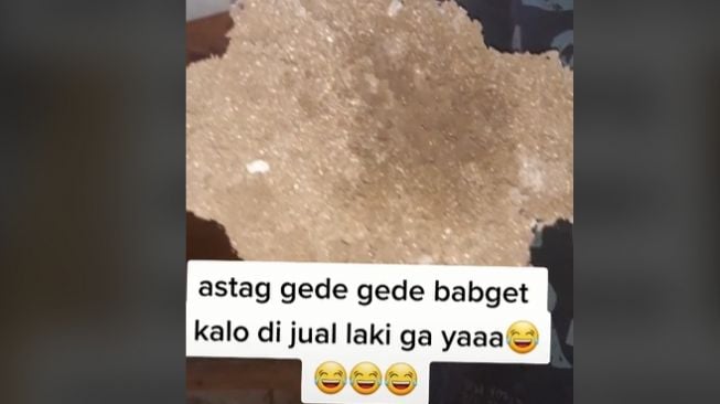 Wanita temukan 'harta karun' di kolong tempat tidur. (TikTok)