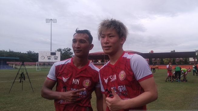 Pemain senior Persiraja Mukhlis Nakata (kiri) bersama pemain asing asal Jepang Shori Murata usai latihan di Stadion Dimurtala, Banda Aceh, Rabu (2/6/2021). ANTARA/M Haris SA (Antara Aceh/M Haris SA)