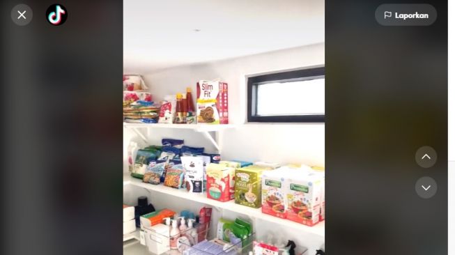 Minimarket di rumah Fitri Tropica. [TikTok/fitropfitrop]