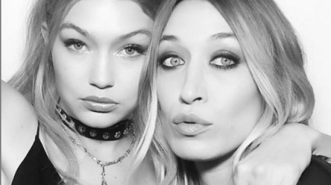 Unggah Foto Lawas dengan Kakak Tiri, Potret Gigi Hadid saat Bayi Bikin Salfok