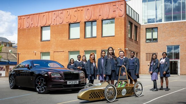 Sofia dan timnya dari sekolah St Saviour's & St Olave's School, Southwark, London. Mereka siap bertarung di kejuaraan Greenpower Competition [Rolls-Royce Motor Cars].