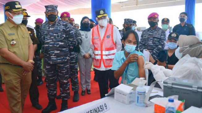 Menhub Budi Karya Sumadi ditemani Wali Kota Cilegon meninjau vaksinasi di Pelabuhan Merak. [Suara.com/Adi Mulyadi]