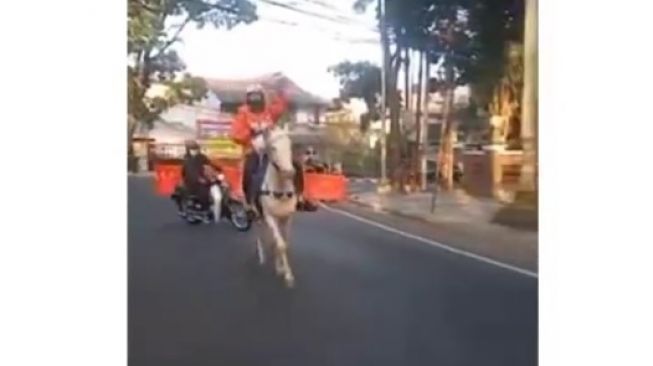 Kurir antar pesanan makanan naik kuda (Instagram)