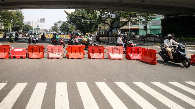 Pengendara menerobos jalur penyekatan di Tanah Abang, Jakarta, Rabu (28/7/2021).  ANTARA FOTO/Rivan Awal Lingga